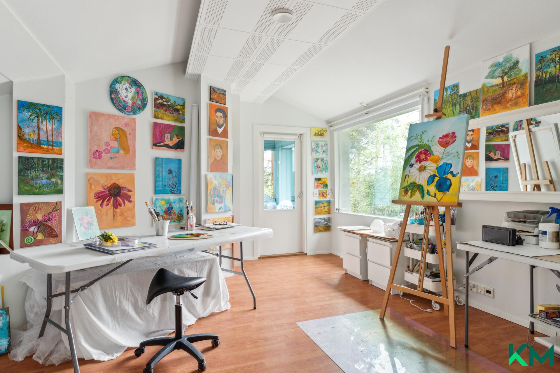 Toisen makuuhuoneen yhteydessä on myös parveke