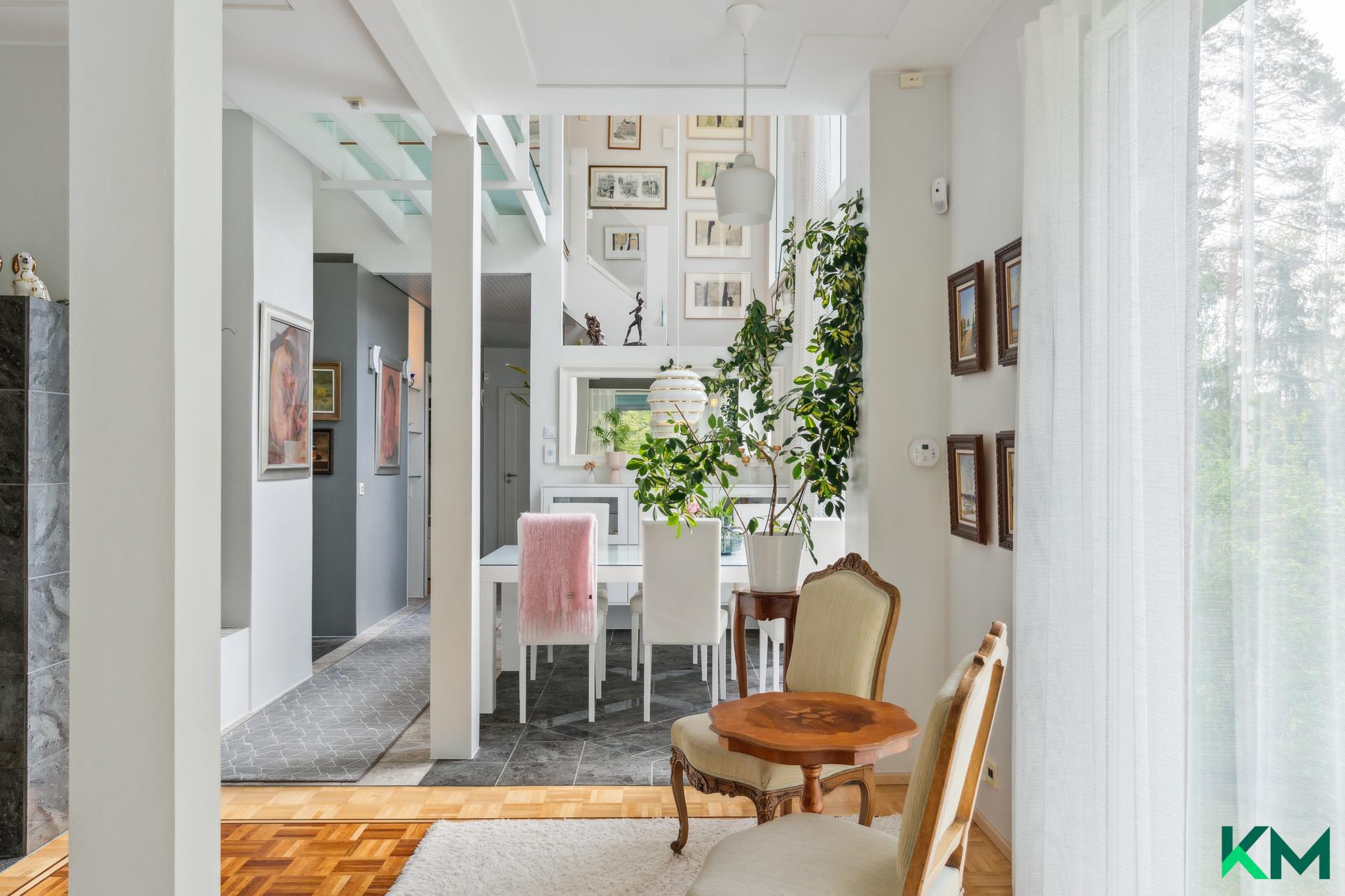 Veistokselliset portaat tuovat hyvin tilan korkeuden esille