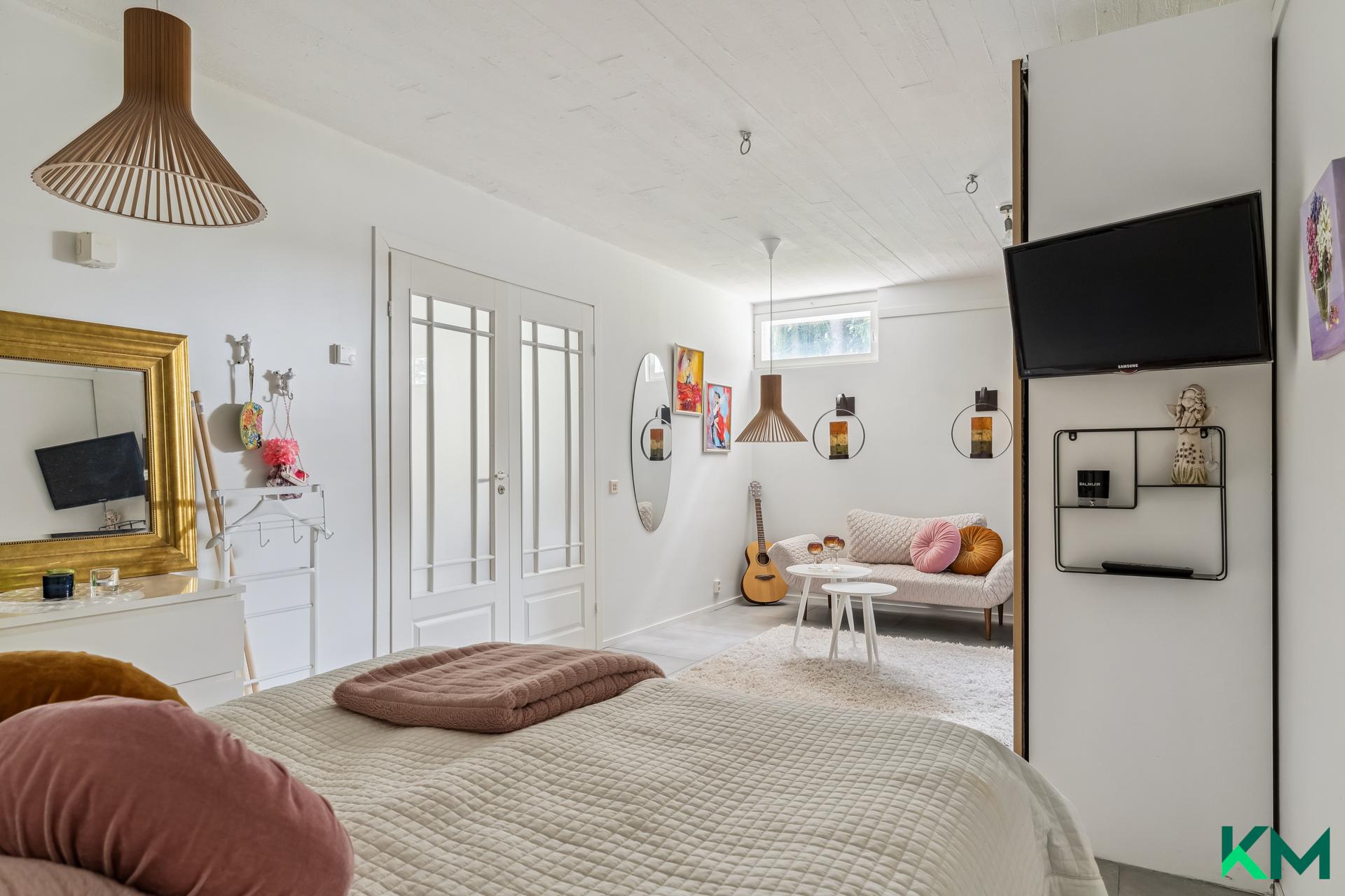 Alakerrasta löytyy monikäyttöinen huone