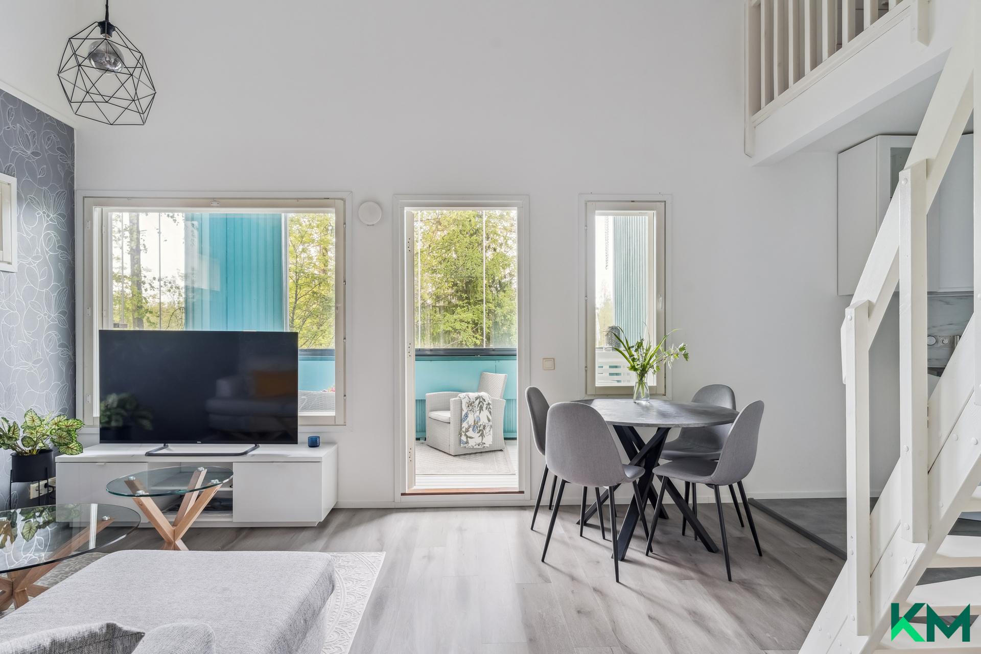 Talon toisella puolella on saunallinen kaksio omalla sisäänkäynnillä