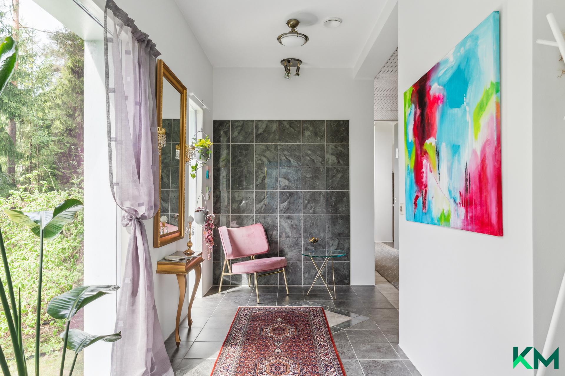 Valoisa ja kaunis eteinen