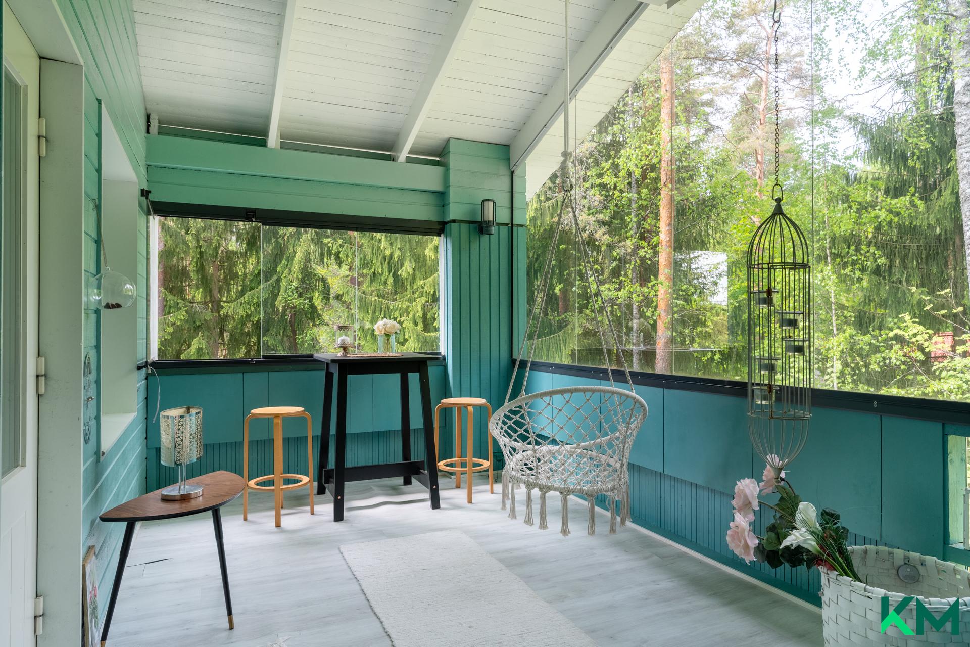 Huoneen yhteydessä on iso parveke