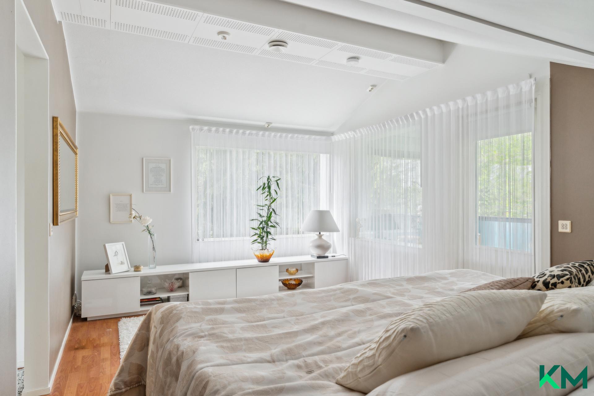 Päämakuuhuone on väreiltään rauhallinen