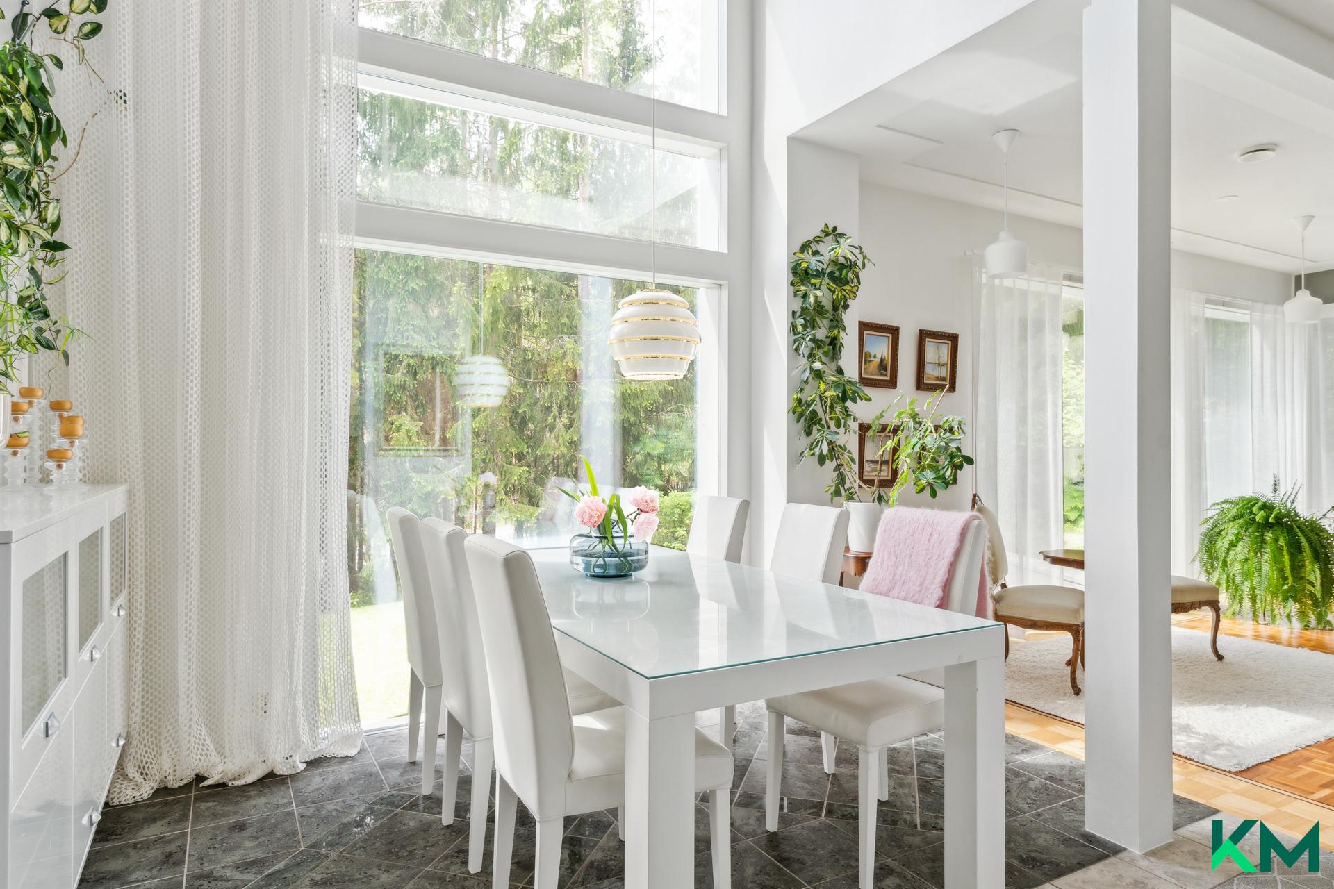 Kaunis ja valoisa ruokailutila