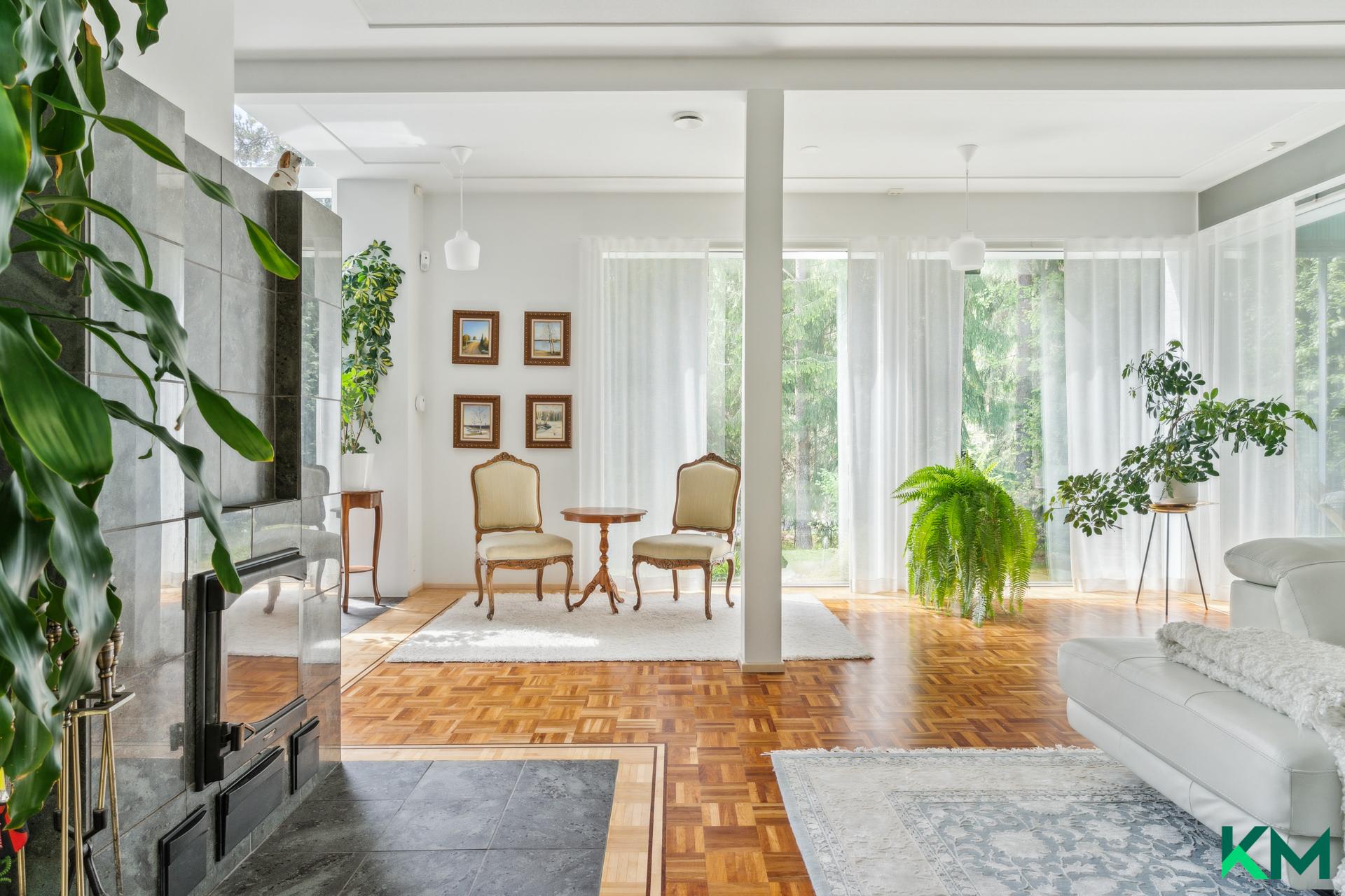  Tyylikäs ja kaunis olohuone, joka aukeaa vehreään luontoon