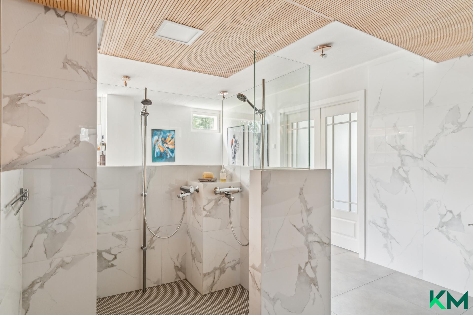 Upeasti laatoitettu ja suunniteltu suihkutila