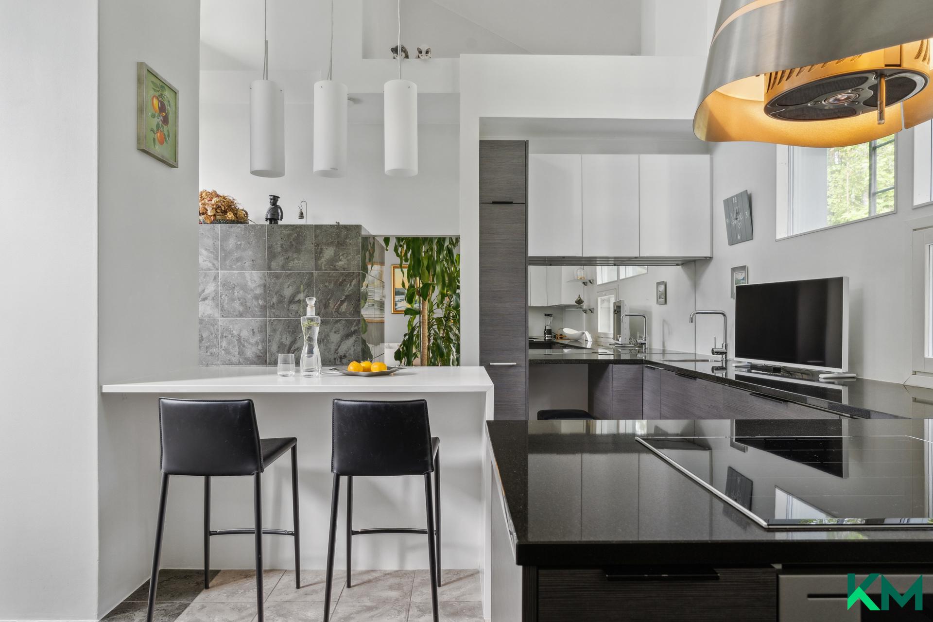 Keittiössä on pienempi ruokapöytä