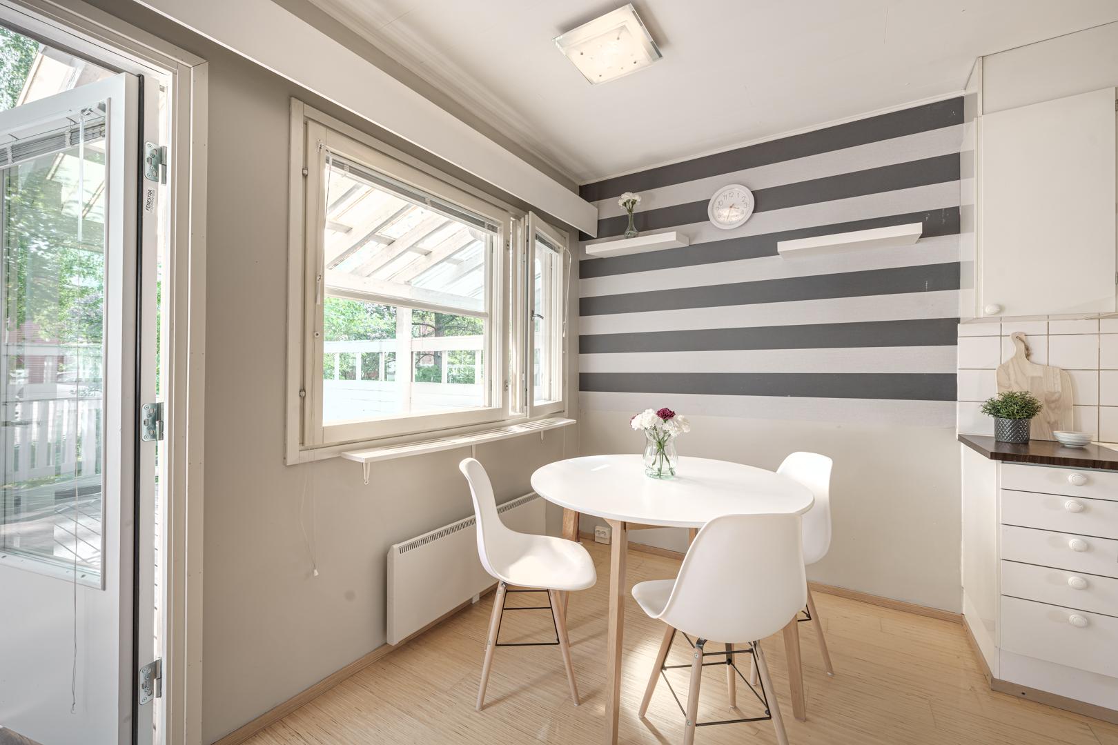 Keittiöön mahtuu hyvin pöytä