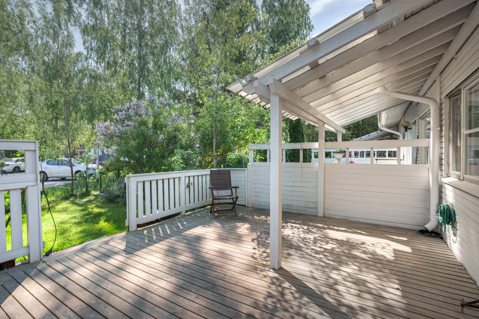 Valokatteen alla voit istuskella vaikka vähän sataisikin