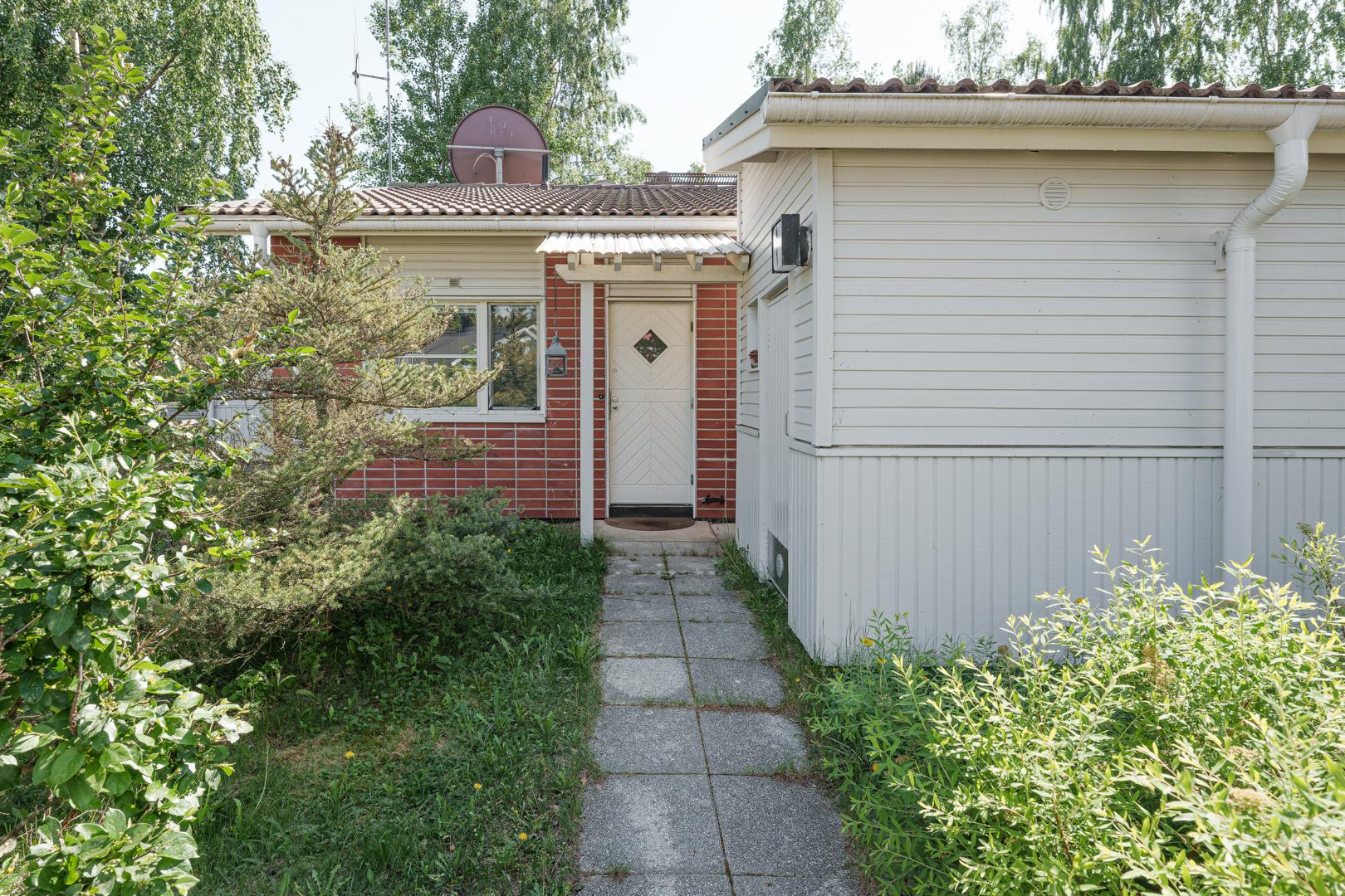 Ulkovarasto on näppärästi oven vieressä