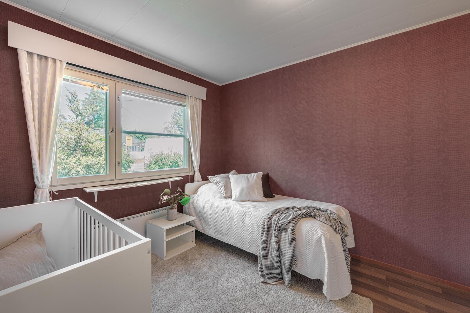 Makuuhuoneen yhteydessä on vaatehuone