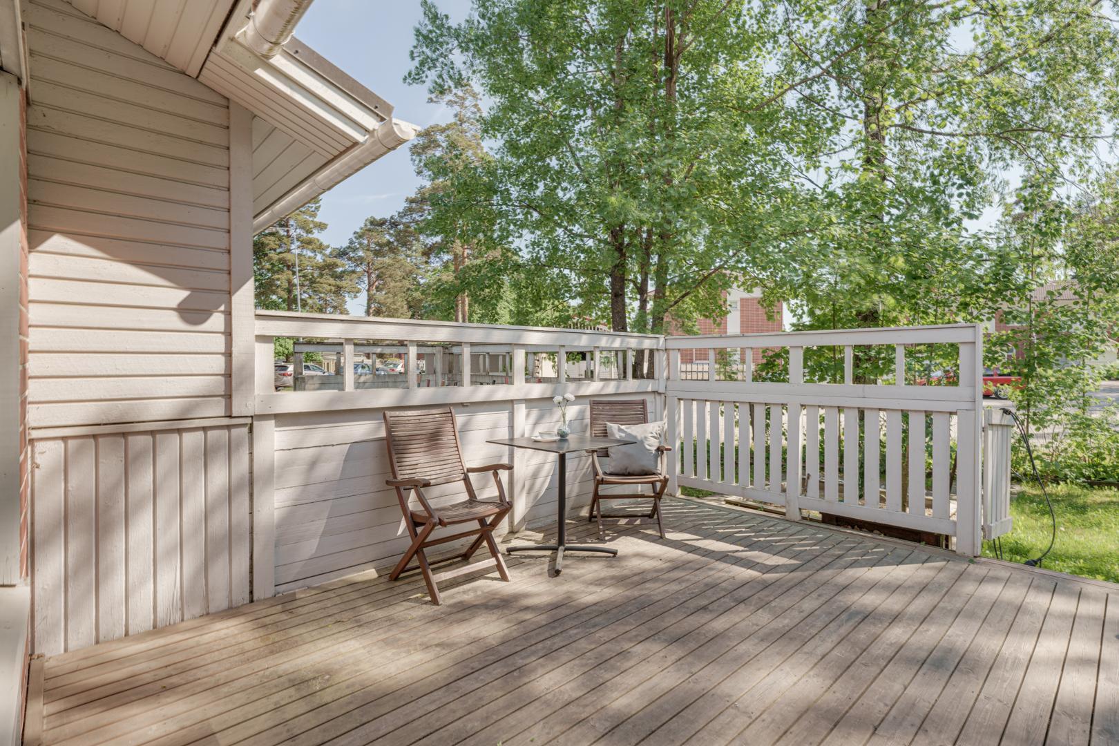 Piha on kokonaan terassia ja siten helppohoitoinen