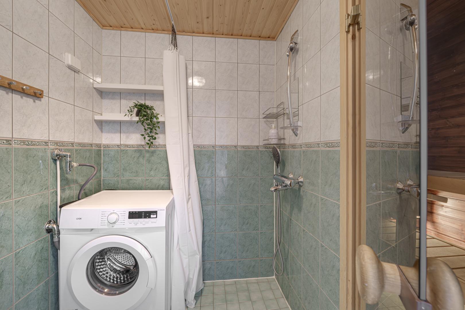 Kylpyhuoneeseen mahtuu hyvin pesukone