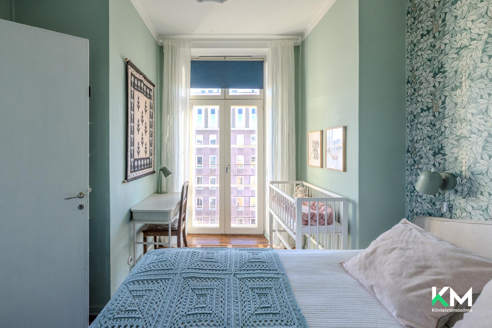 Makuuhuoneessa etelänsuuntainen ranskalainen parveke.