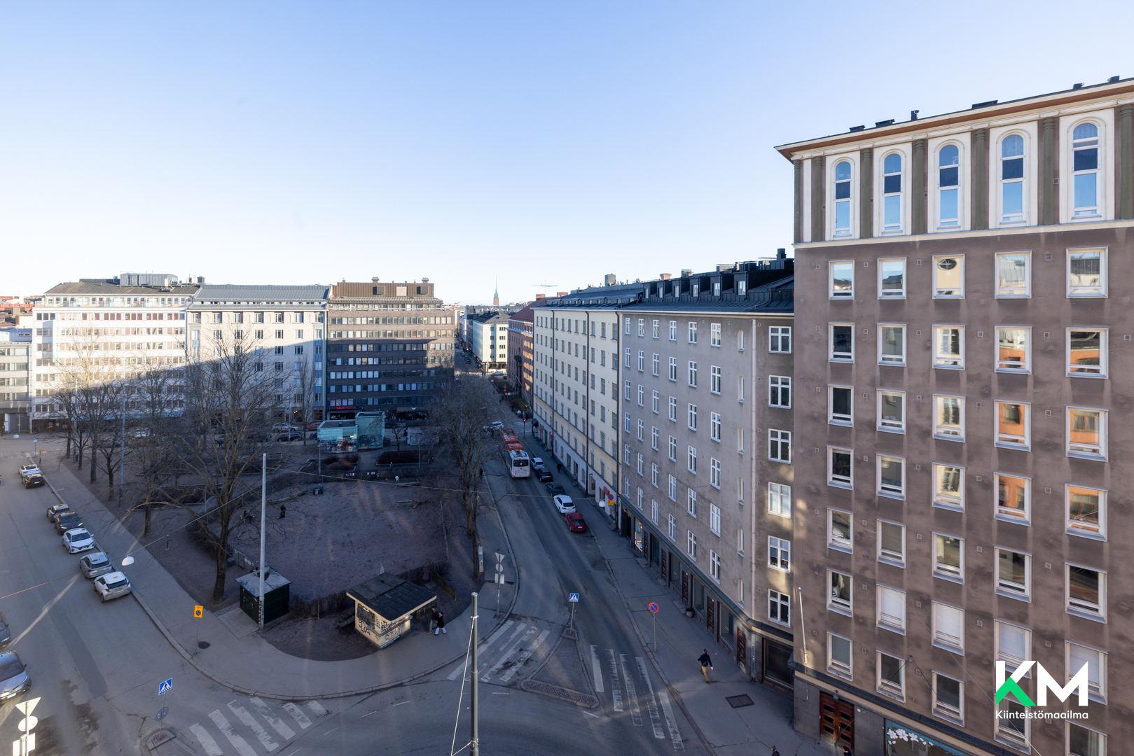 Ikkunanäkymää olohuoneesta.