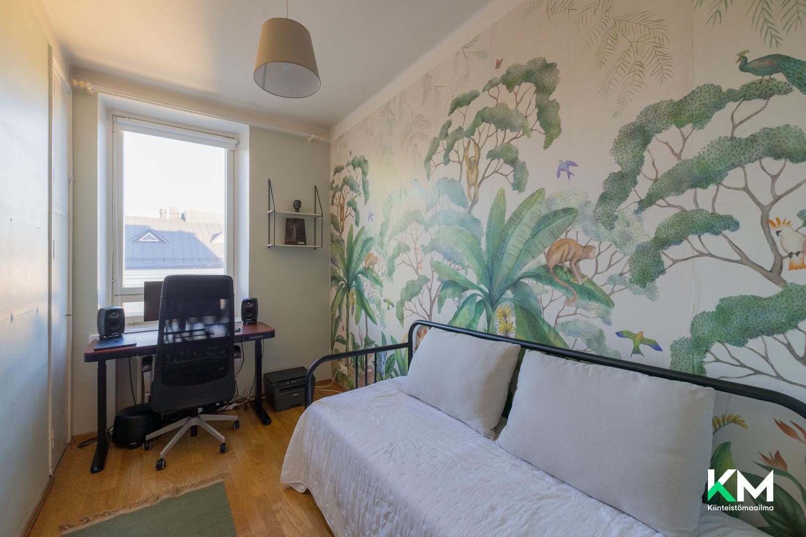 Toinen makuuhuoneista.