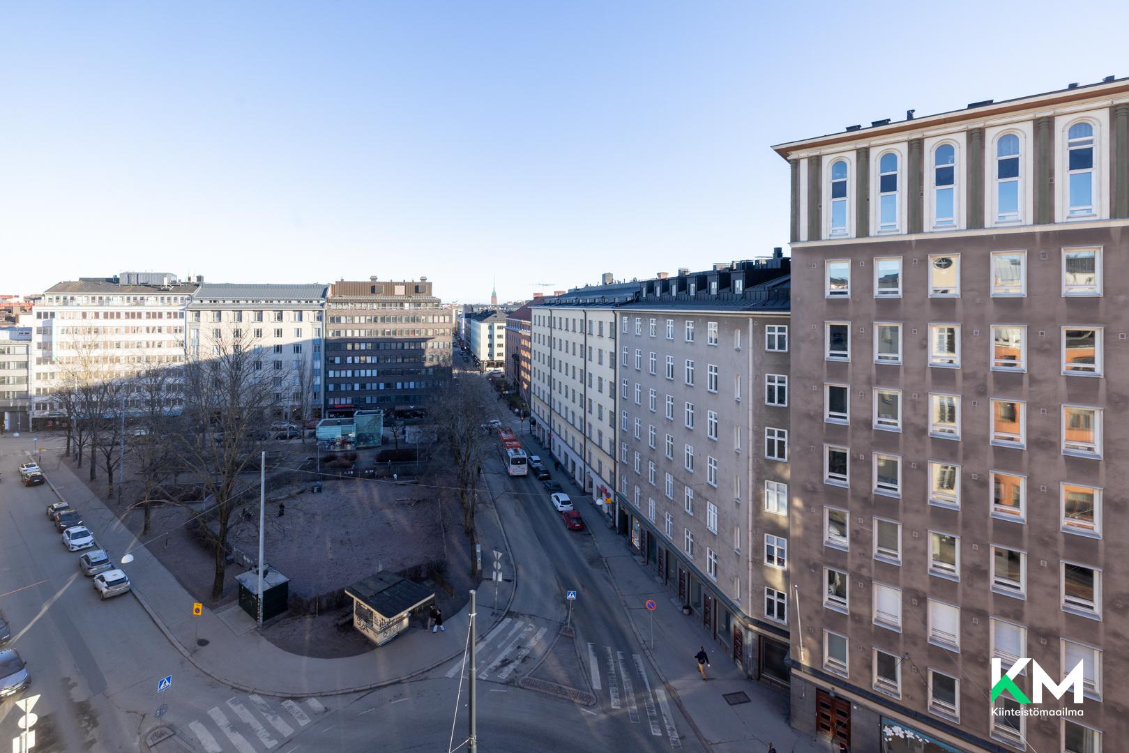 Ikkunanäkymää olohuoneesta.