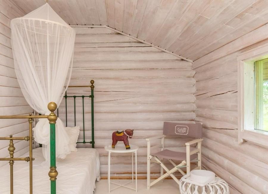 oikealla puolella aitta, vasemmalla varasto