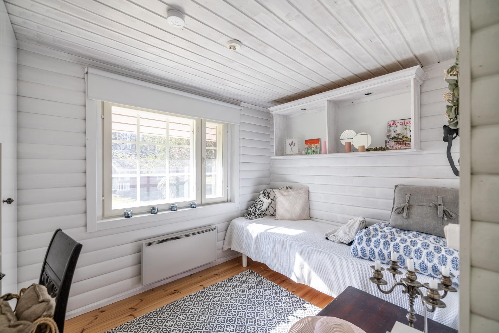 alakerran pieni huone