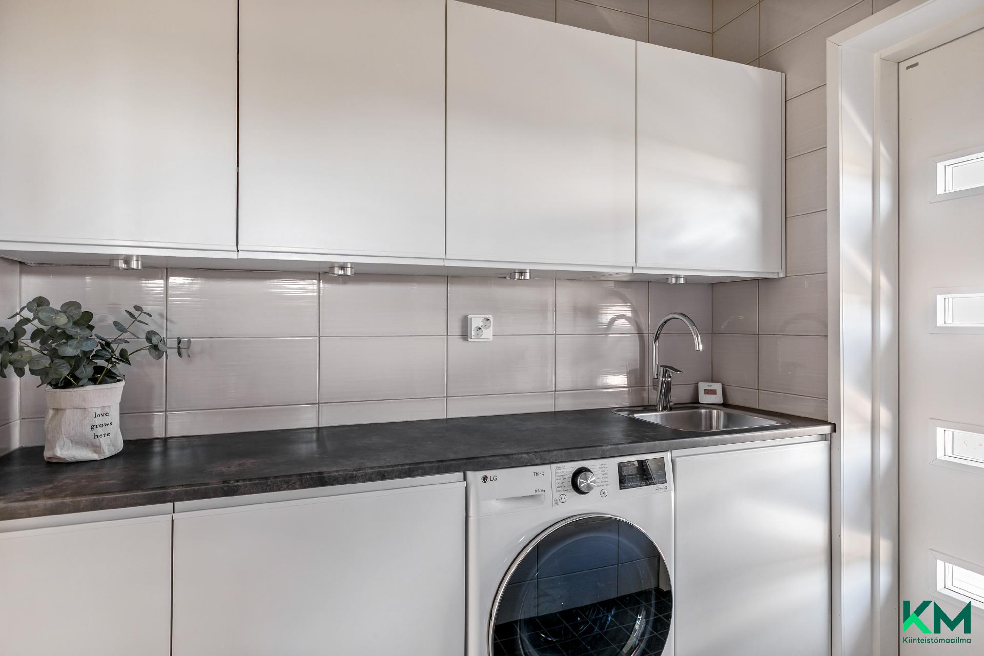 Viihtyisä ja toimiva kodinhoitohuone tekee arjesta sujuvaa - Den trivsamma och praktiska hemvårdsrummet gör vardagen enklare.