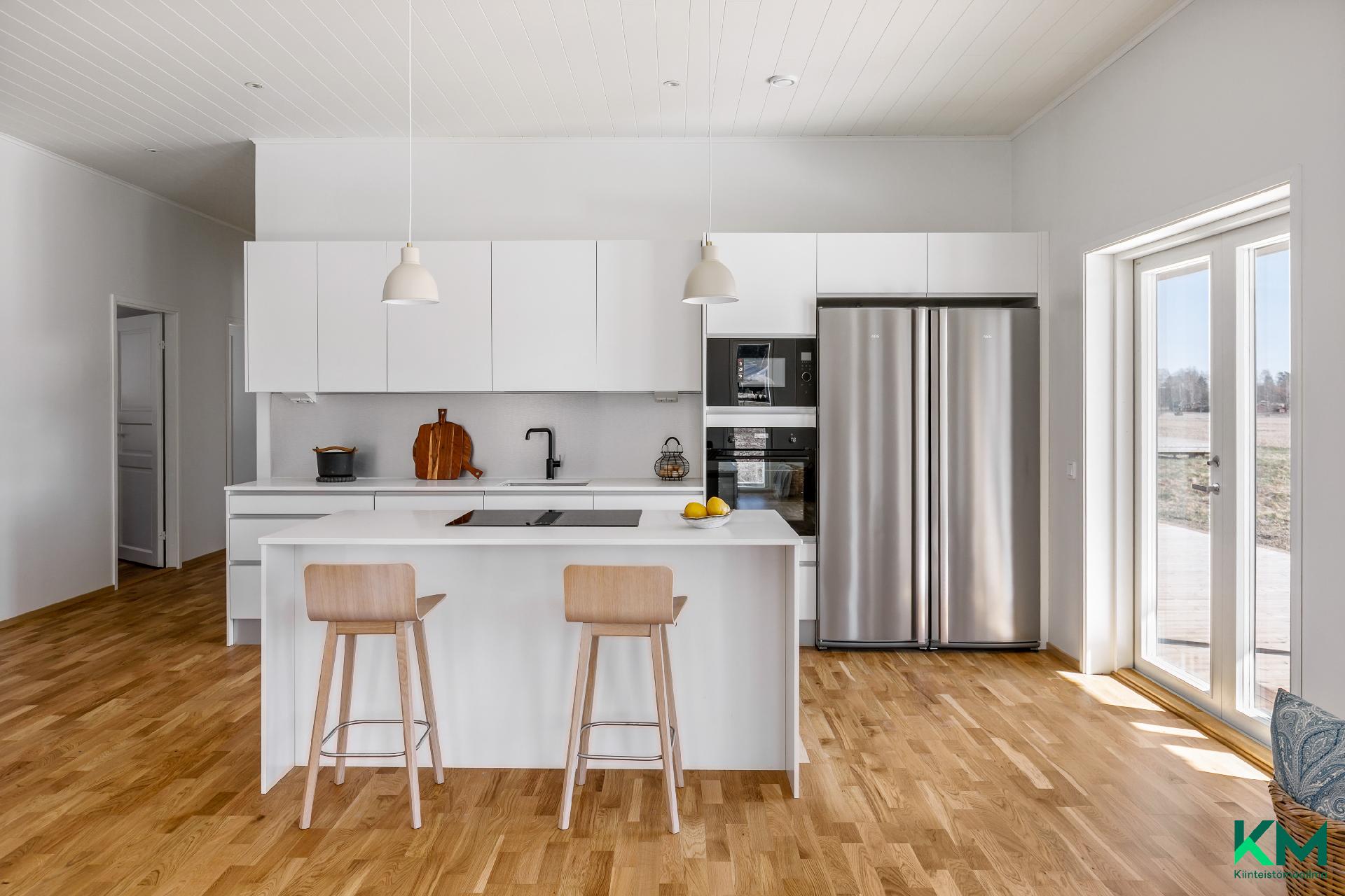 Saarekkeen äärellä on tilaa istuskella - Vid köksön finns sittplatser