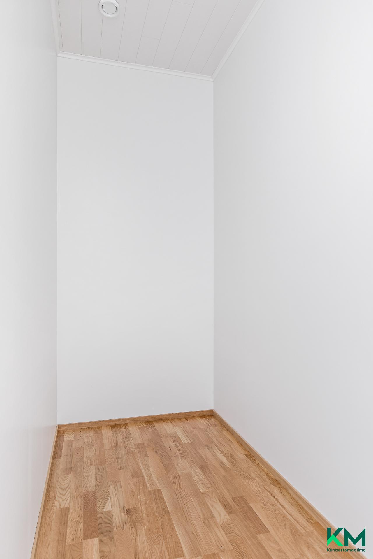 Makuuhuoneen yhteydessä oleva vaatehuone - Sovrummet har en walk-in garderob