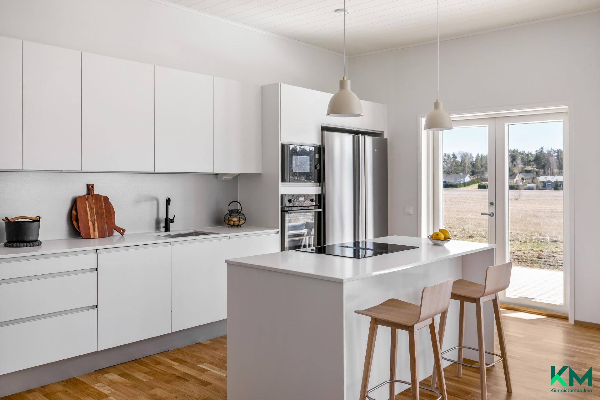  Keittiöstä avautuu isot pari-lasiovet terassille - rån köket leder stora glaspardörrar ut till terrassen