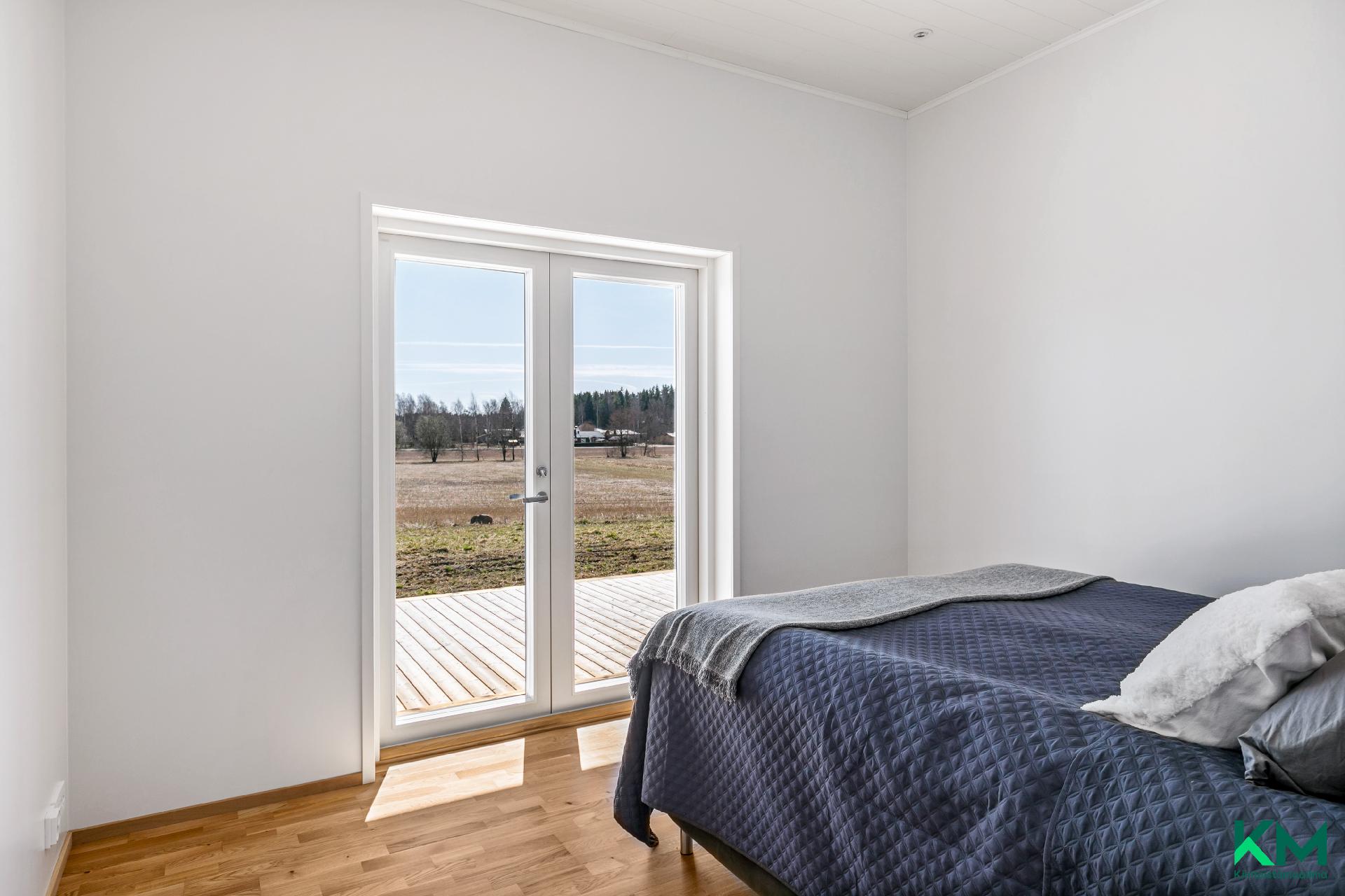 Sängystä voi ihailla kauniita peltomaisemaa - Från sängen kan man beundra den vackra åkervyn 