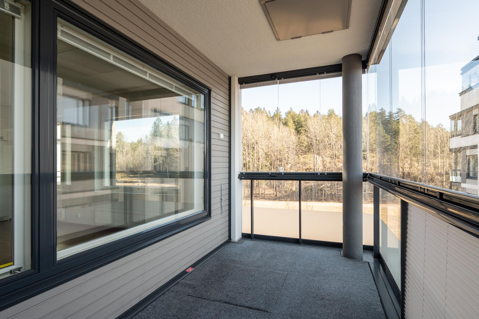 Parvekkeen näkymät avautuvat itään ja etelään. 