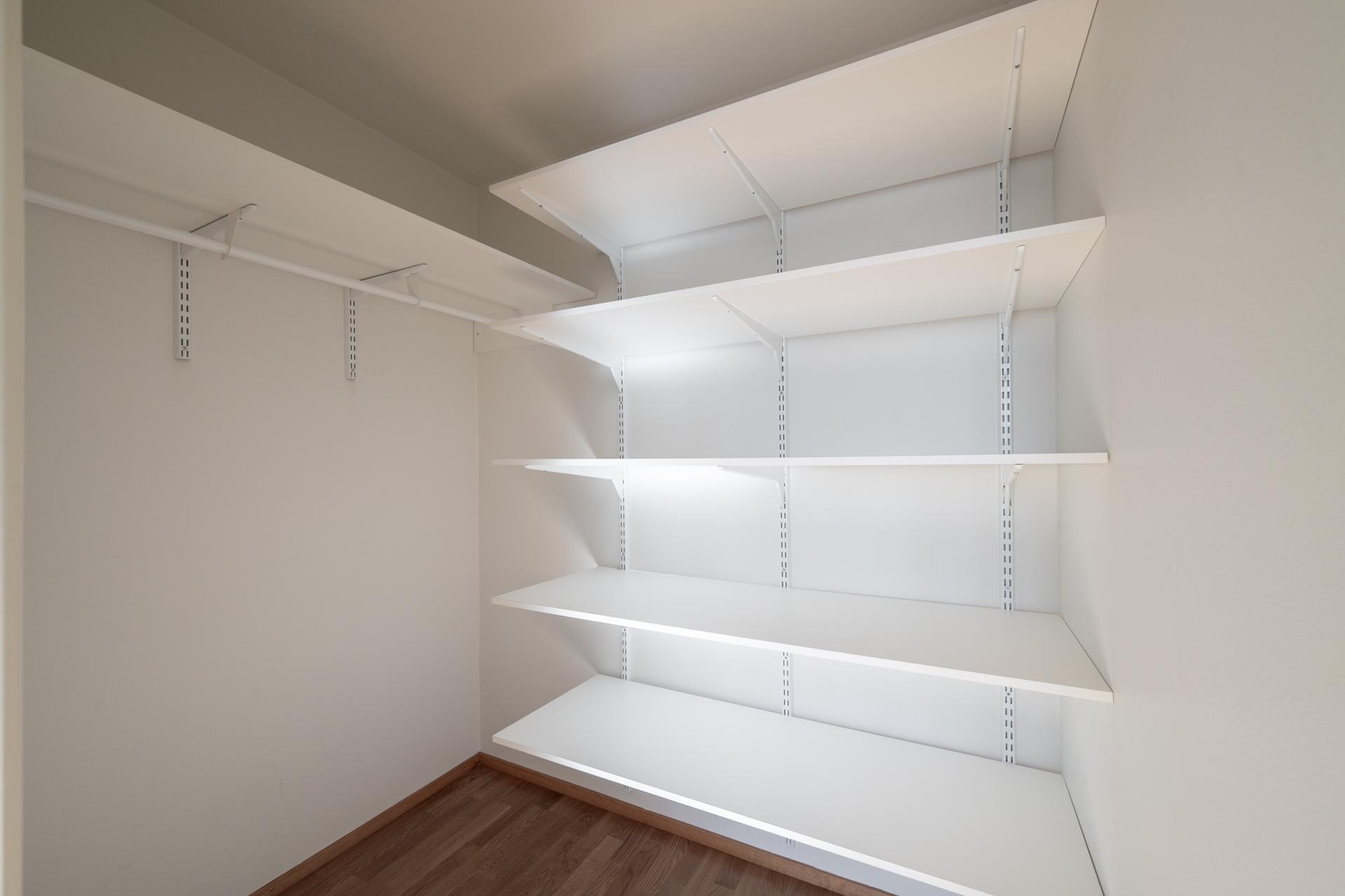 Makuuhuoneessa on käytännöllinen vaatehuone.