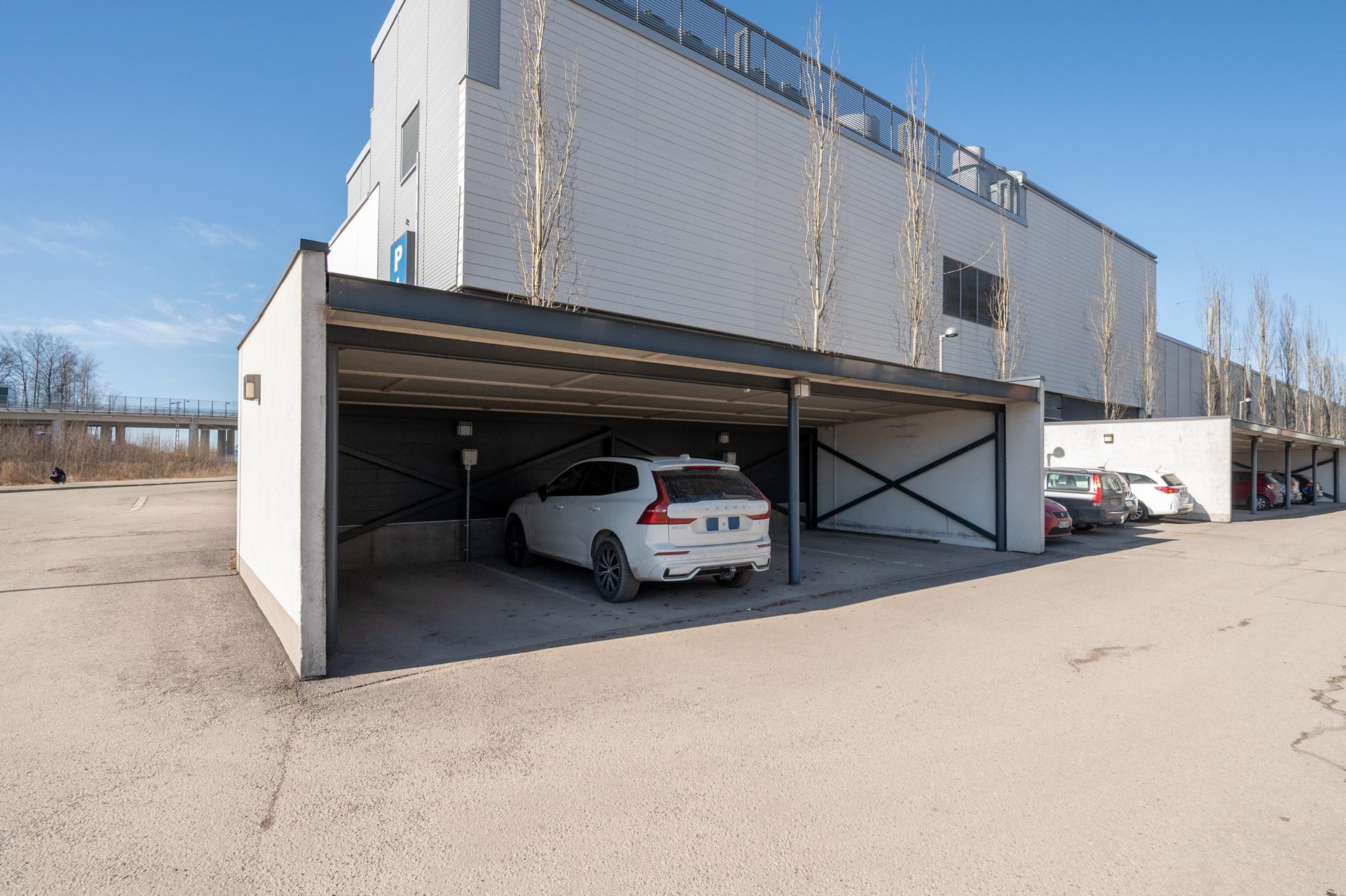 Autokatospaikka myydään erikseen. 