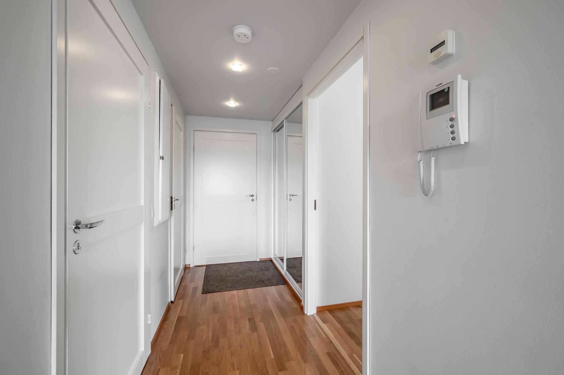 Eteishalli rytmittää tiloja fiksusti. 