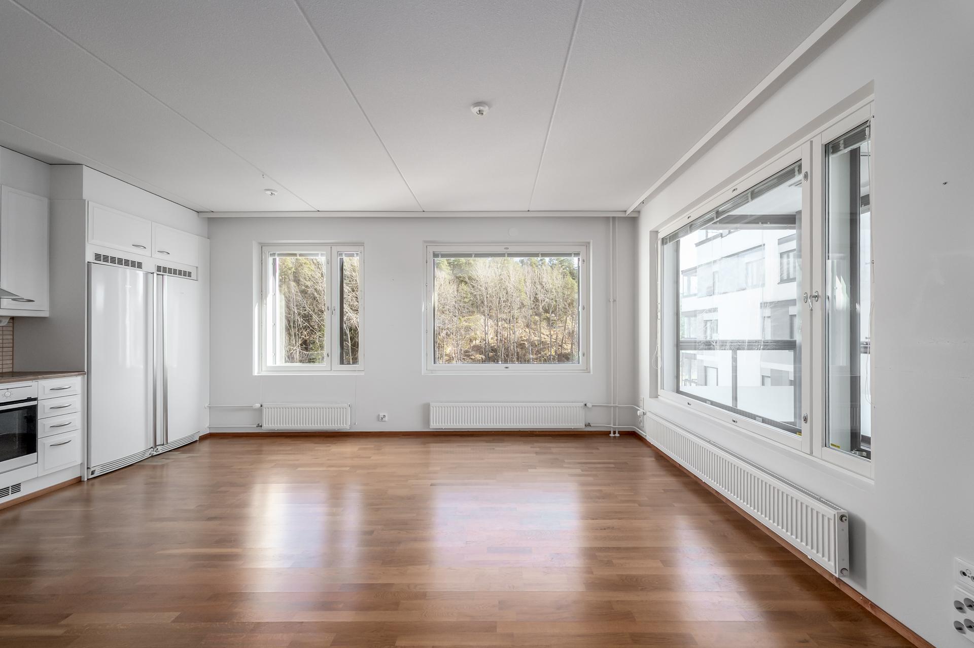 Ruokapöydälle on hyvin tilaa, ja ikkunoita on paljon