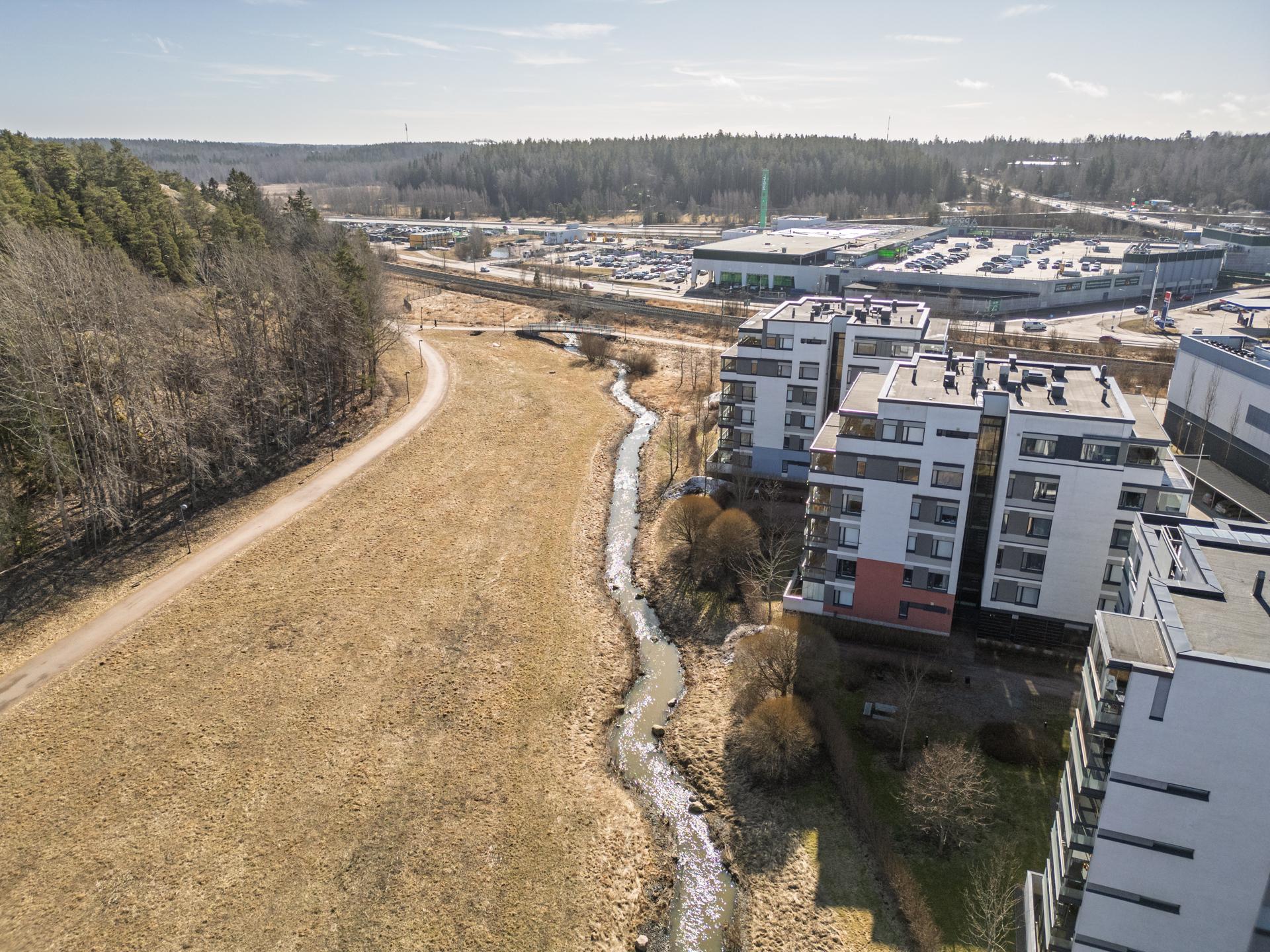 Upea vehreä sijainti, mutta aivan kauppojen ja palvelujen vieressä