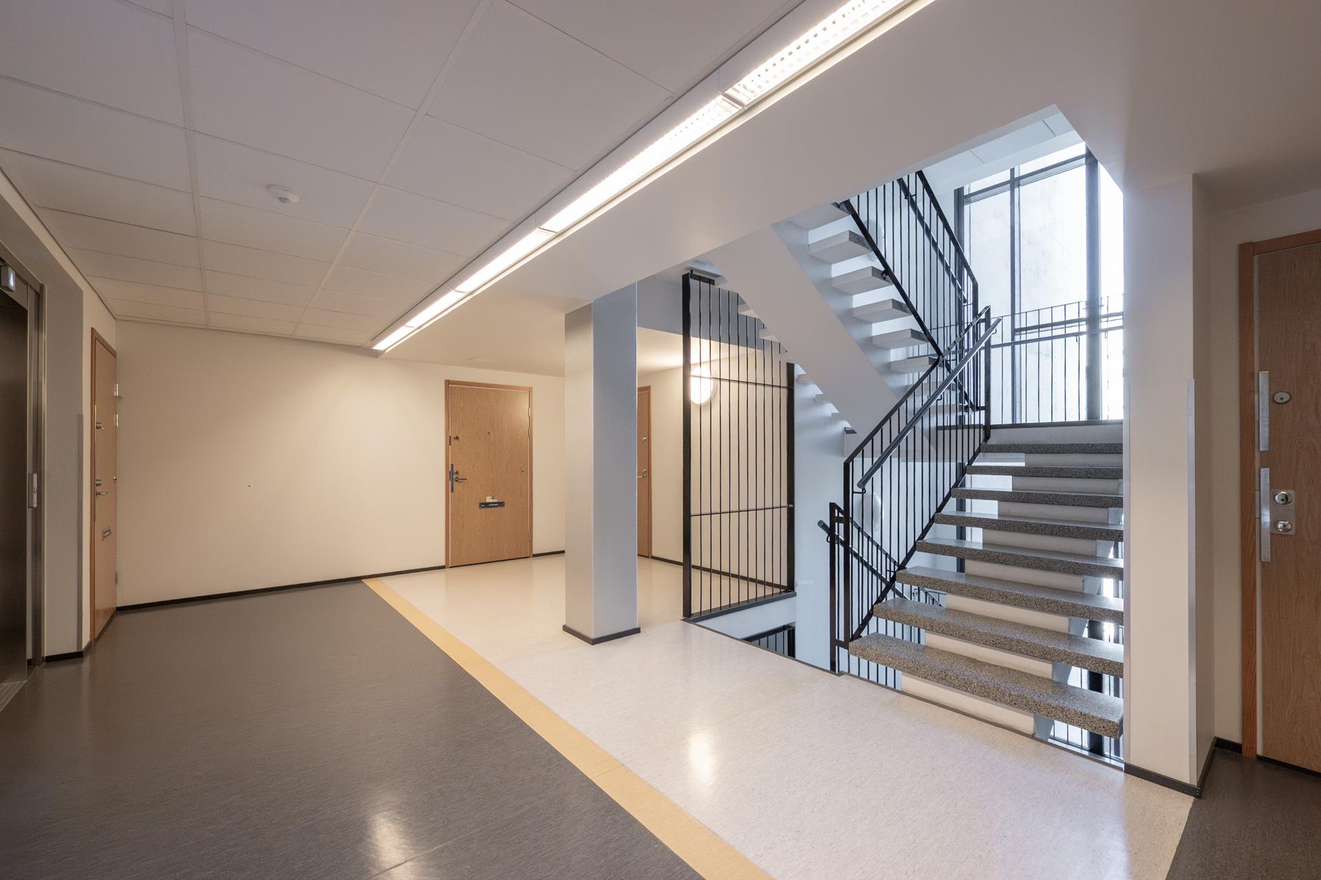 Porraskäytävä ja yhteistilat ovat kaikki valoisat, väljät ja tasokkaat