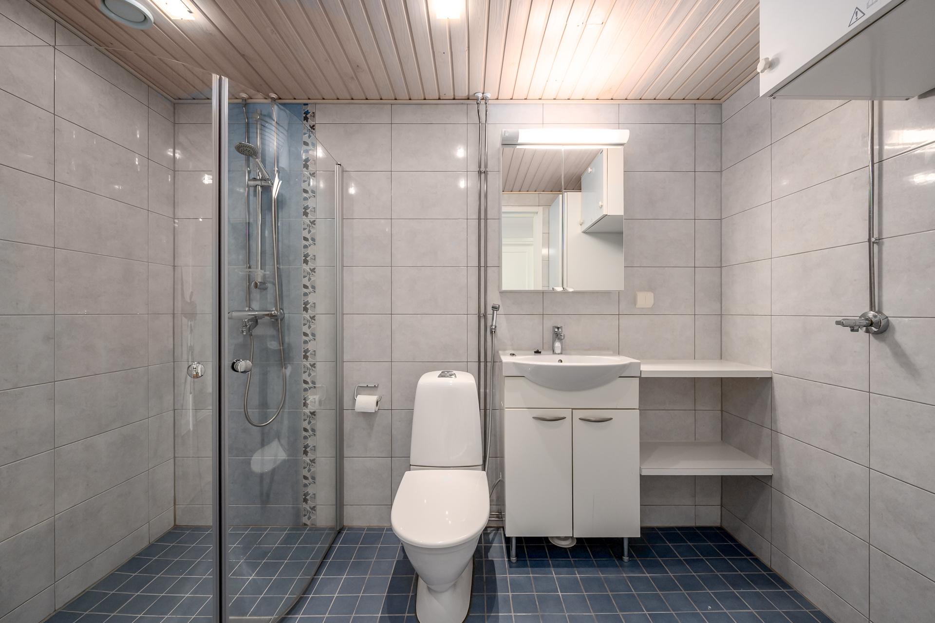 Tila ja toimivuus lisäävät mukavuutta. Toinen wc löytyy sauna-kph:sta 