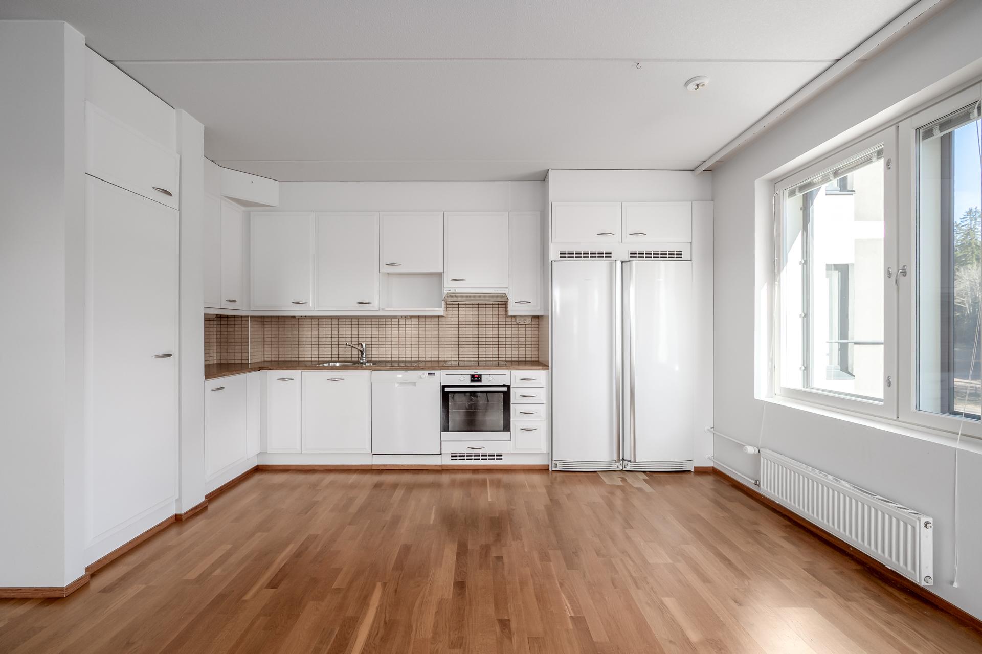 Avokeittiö on kivasti osaa oleskelutiloja mutta samalla hieman erillään. 