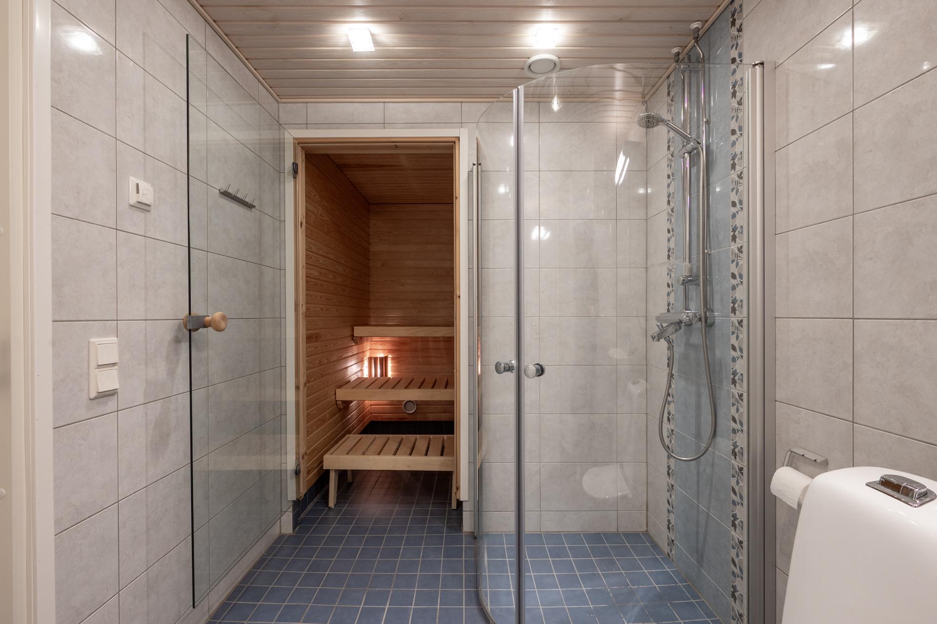 Kylpyhuonessa on hyvin tilaa. Lasiset suihkuseinät ovat käytännölliset. 