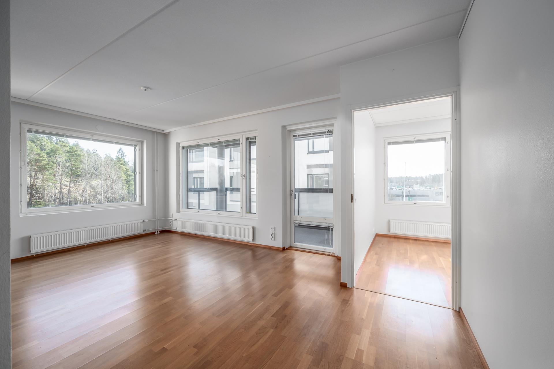 Olohuone on tilava ja siitä on käynti isolle lasitetulle parvekkeelle.