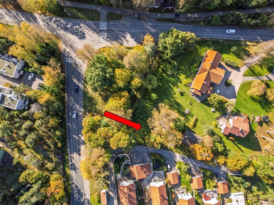 Lohkottava tontti sijaitsee vanhassa pihapiirissä