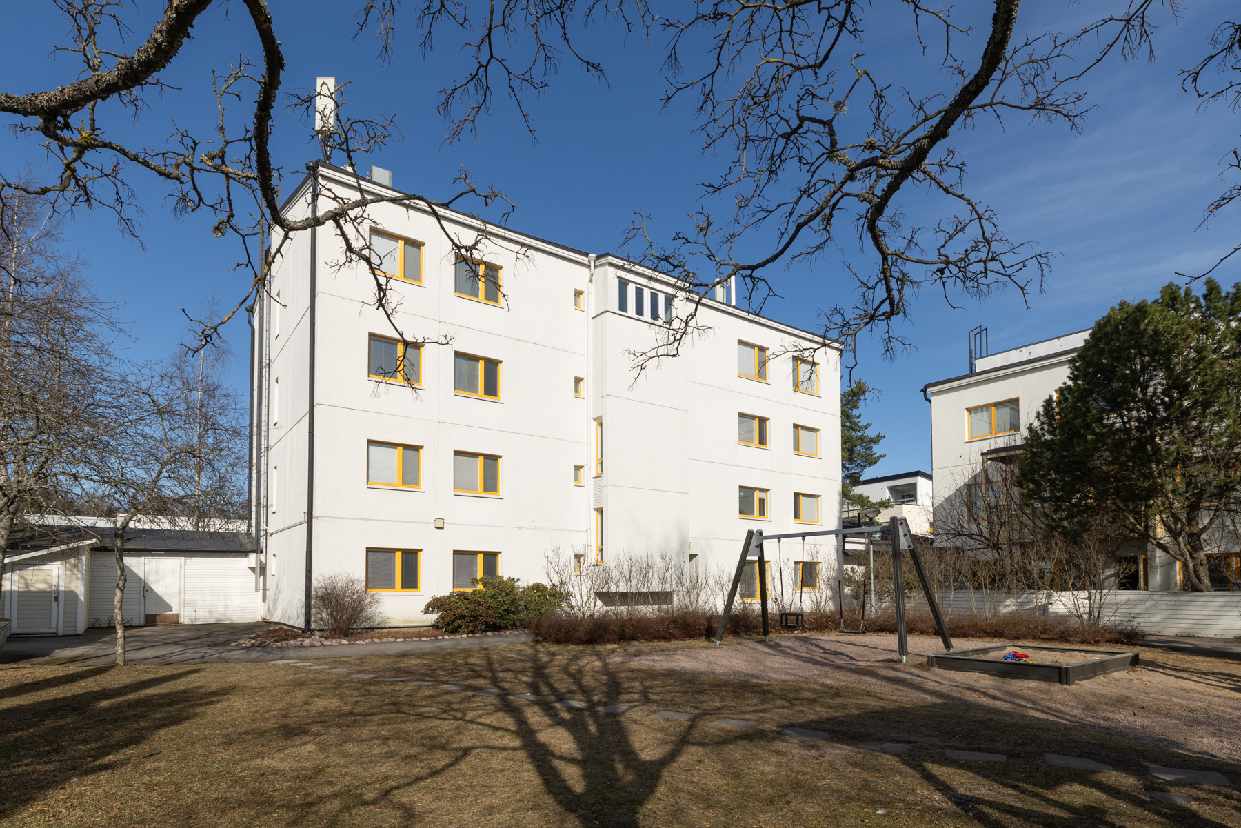 Taloyhtiön pihaa