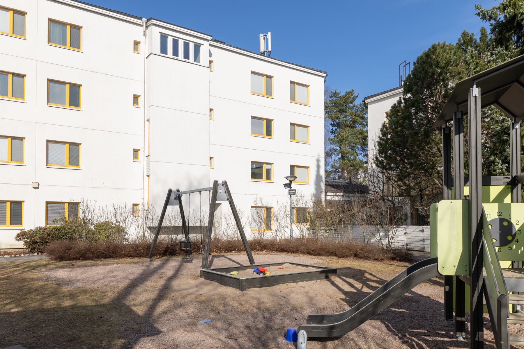 Taloyhtiön pihaa