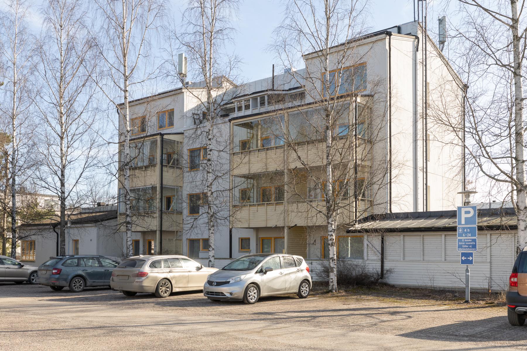 Taloyhtiön parkkipaikkaa