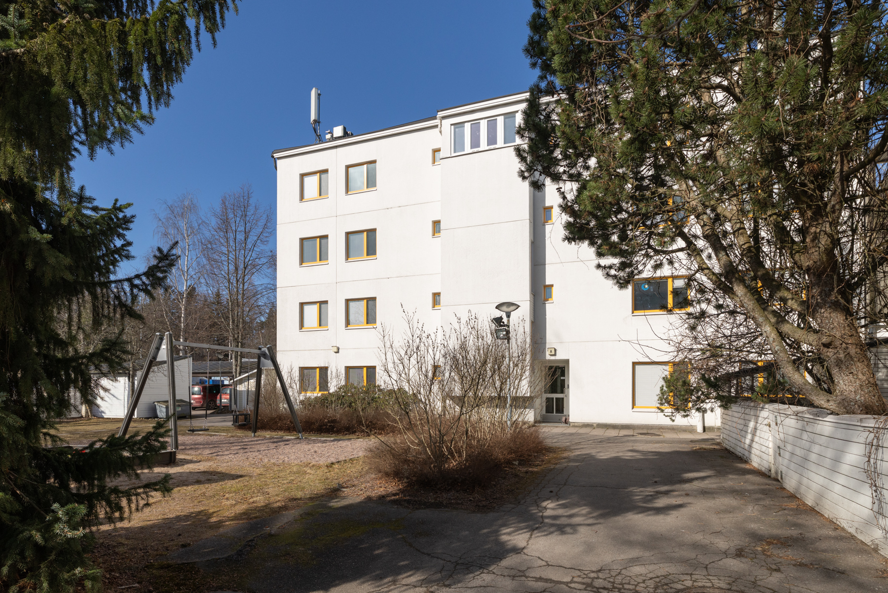 Taloyhtiön pihaa