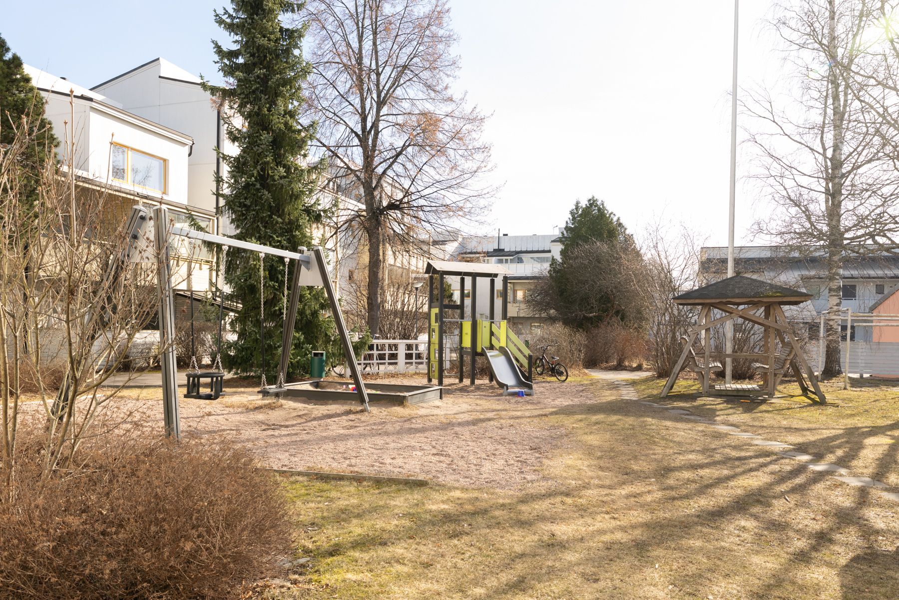 Taloyhtiön pihaa