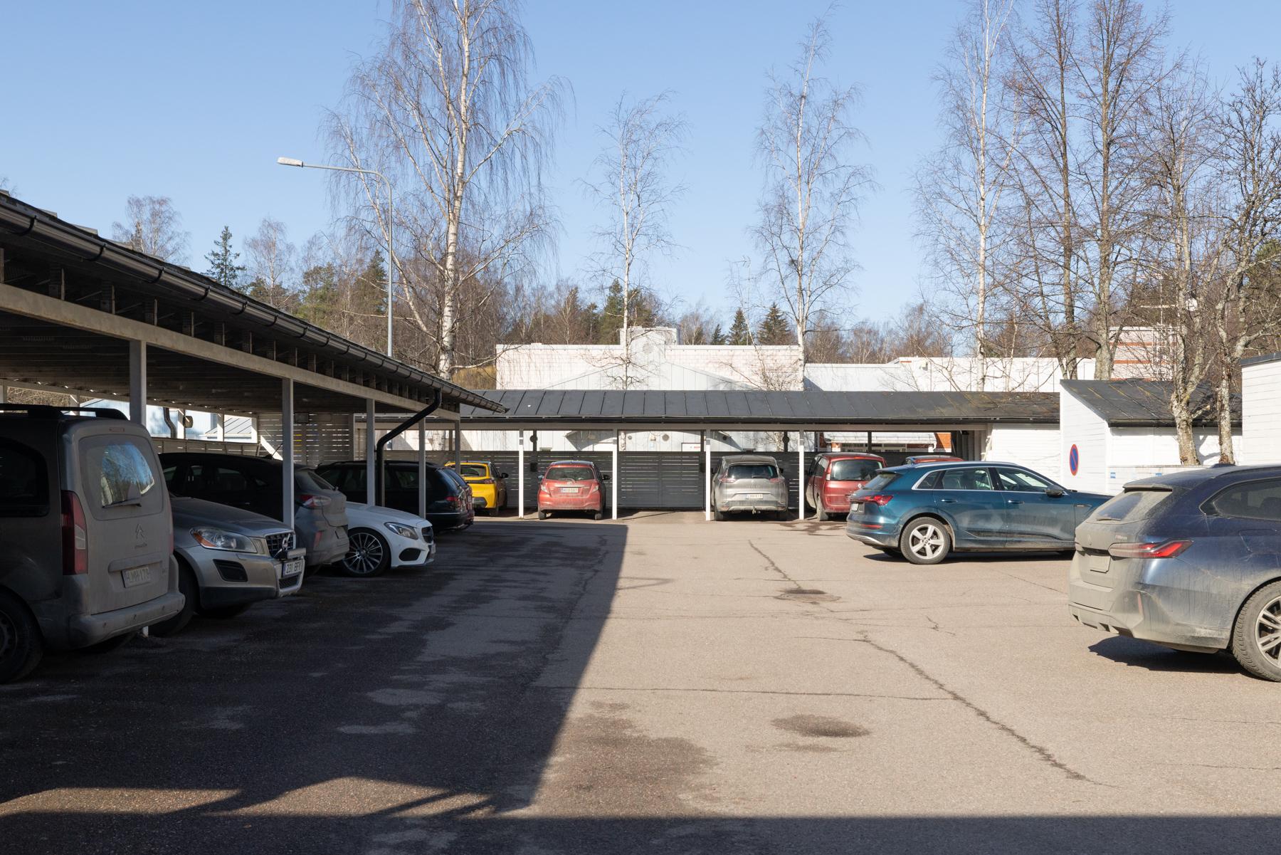 Taloyhtiön parkkipaikkaa