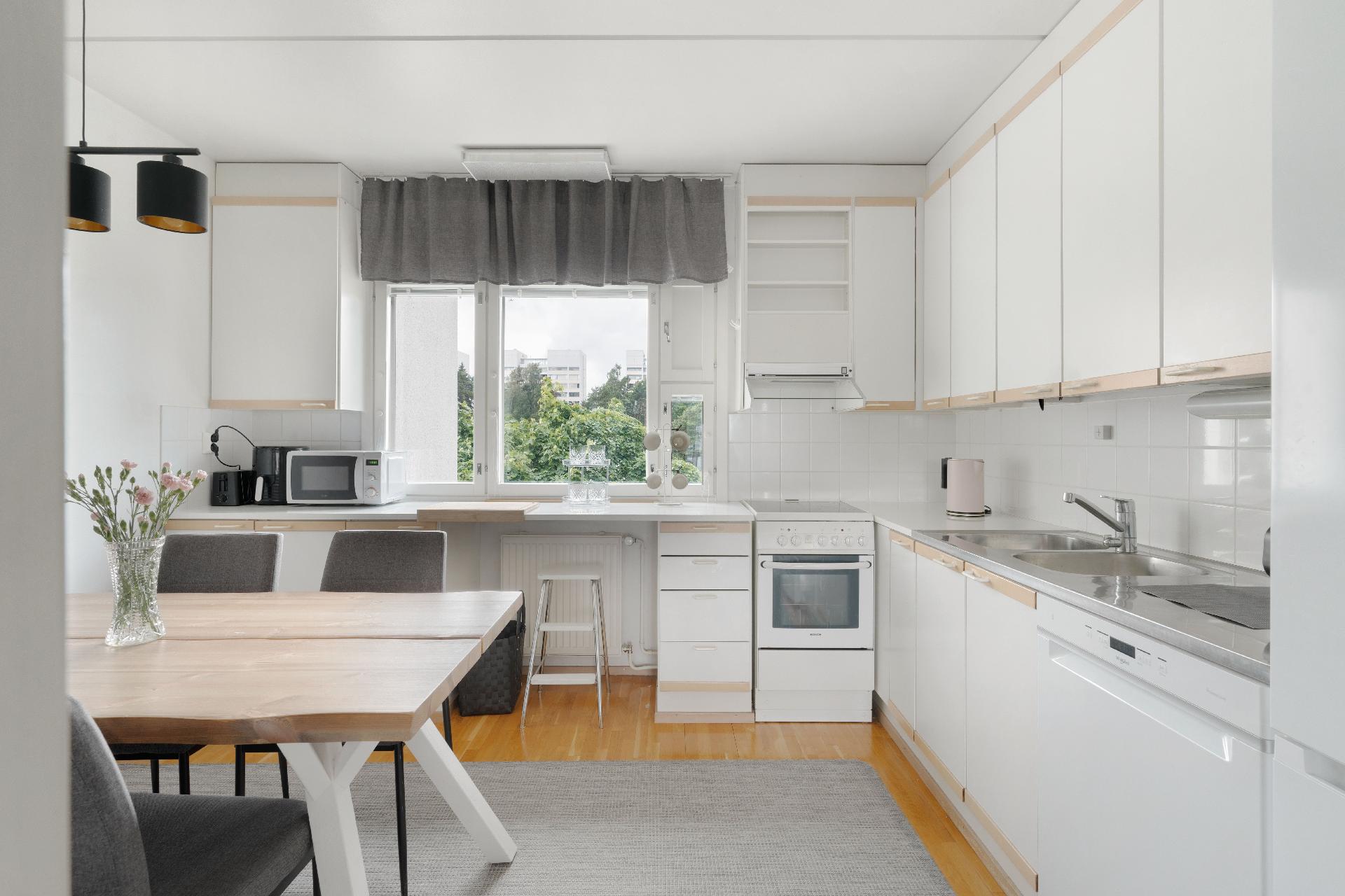 Keittiössä on reilusti työtilaa