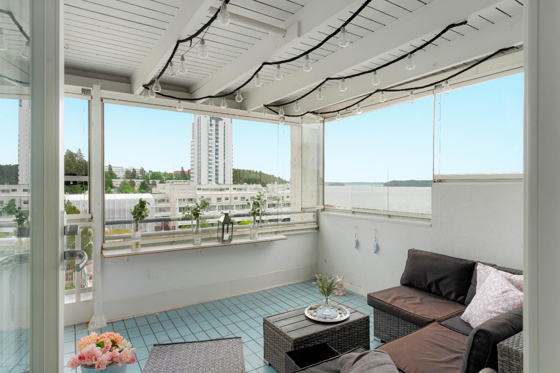 Suuri, lasitettu parveke, josta on näkymä merelle