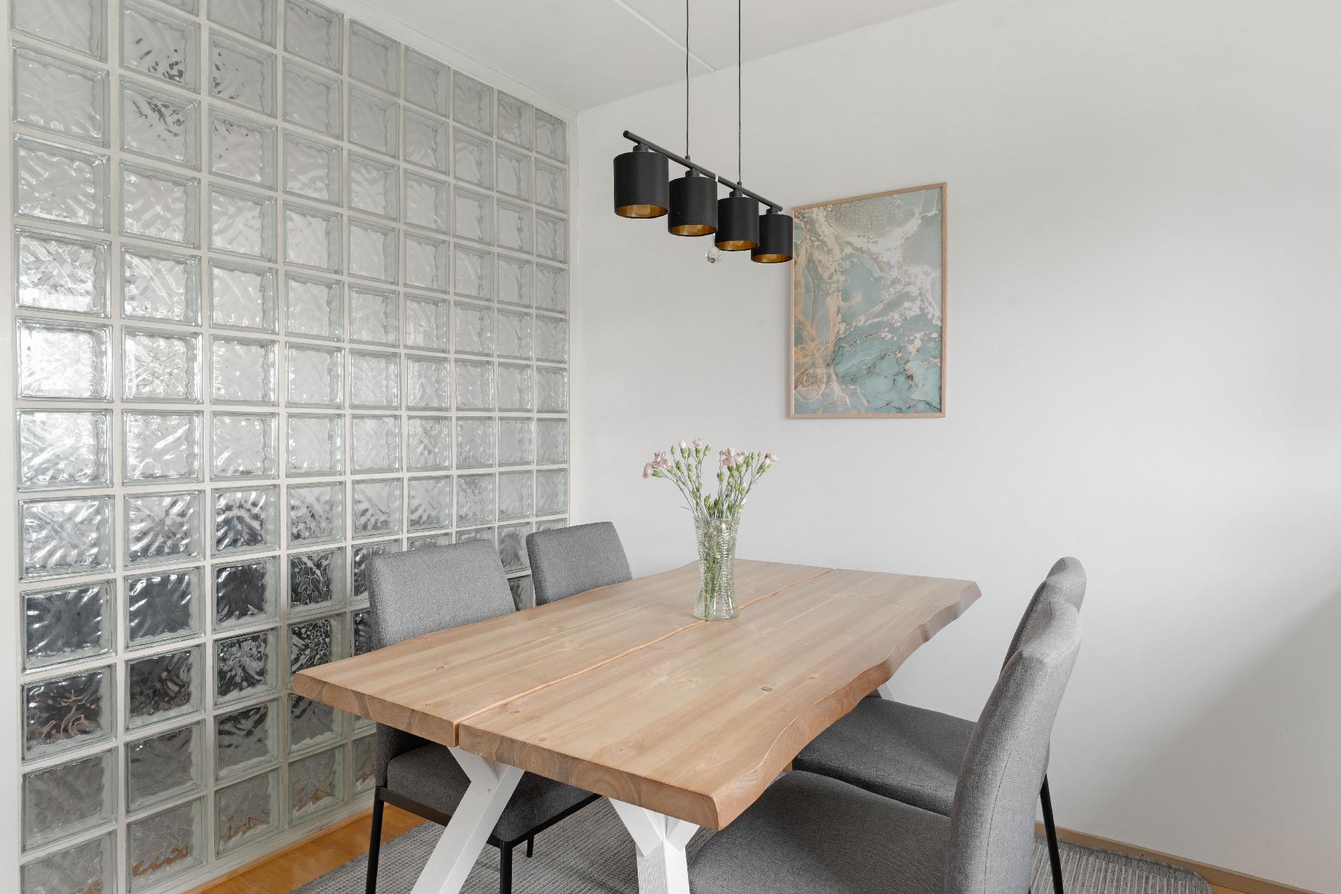 Olohuoneen ja keittiön erottaa lasitiiliseinä