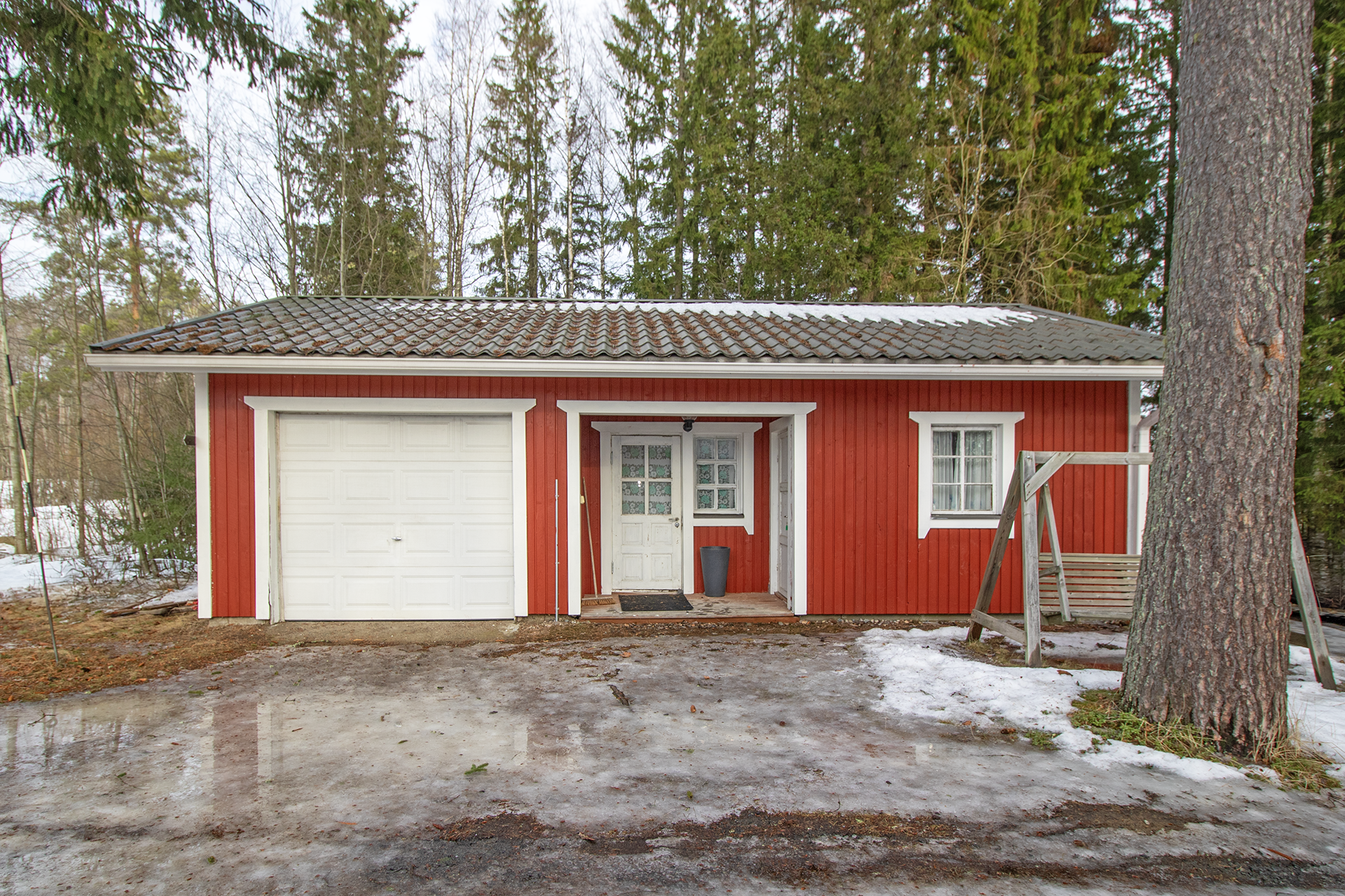 Autotalli/aitt/puuvarasto